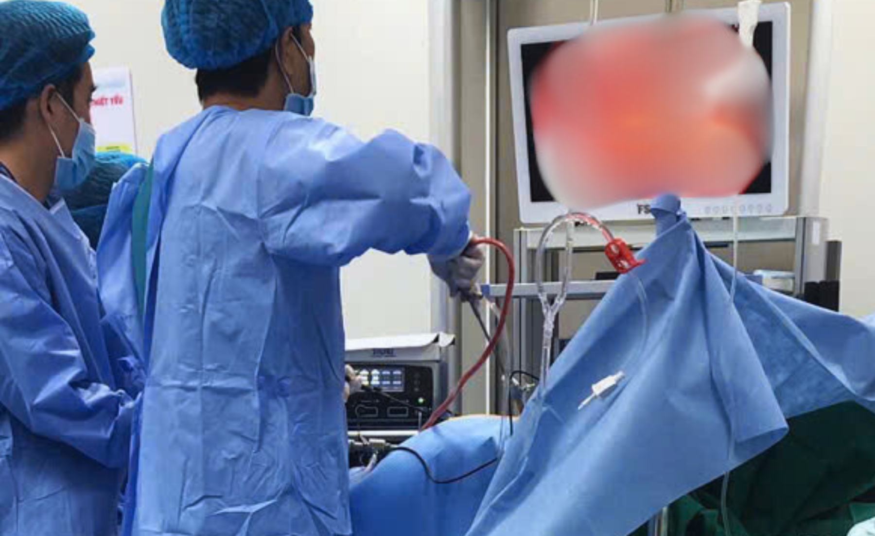 The endoscopic surgery team for the patient. Photo: Provided by the hospital