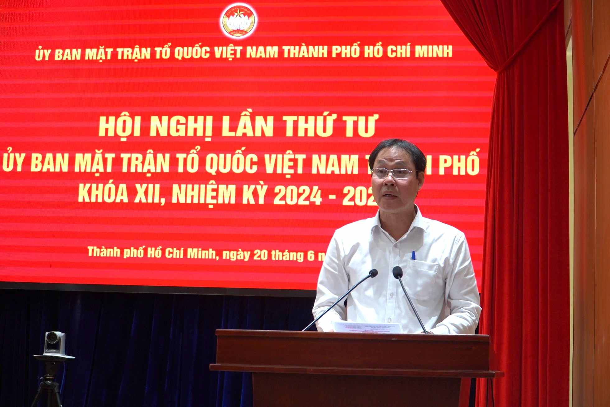 Ong Nguyen Thanh Chung, Pho Chu tich Uy ban MTTQ Viet Nam TPHCM tuyen bo quyet dinh tai hoi nghi. Anh: Minh Tam