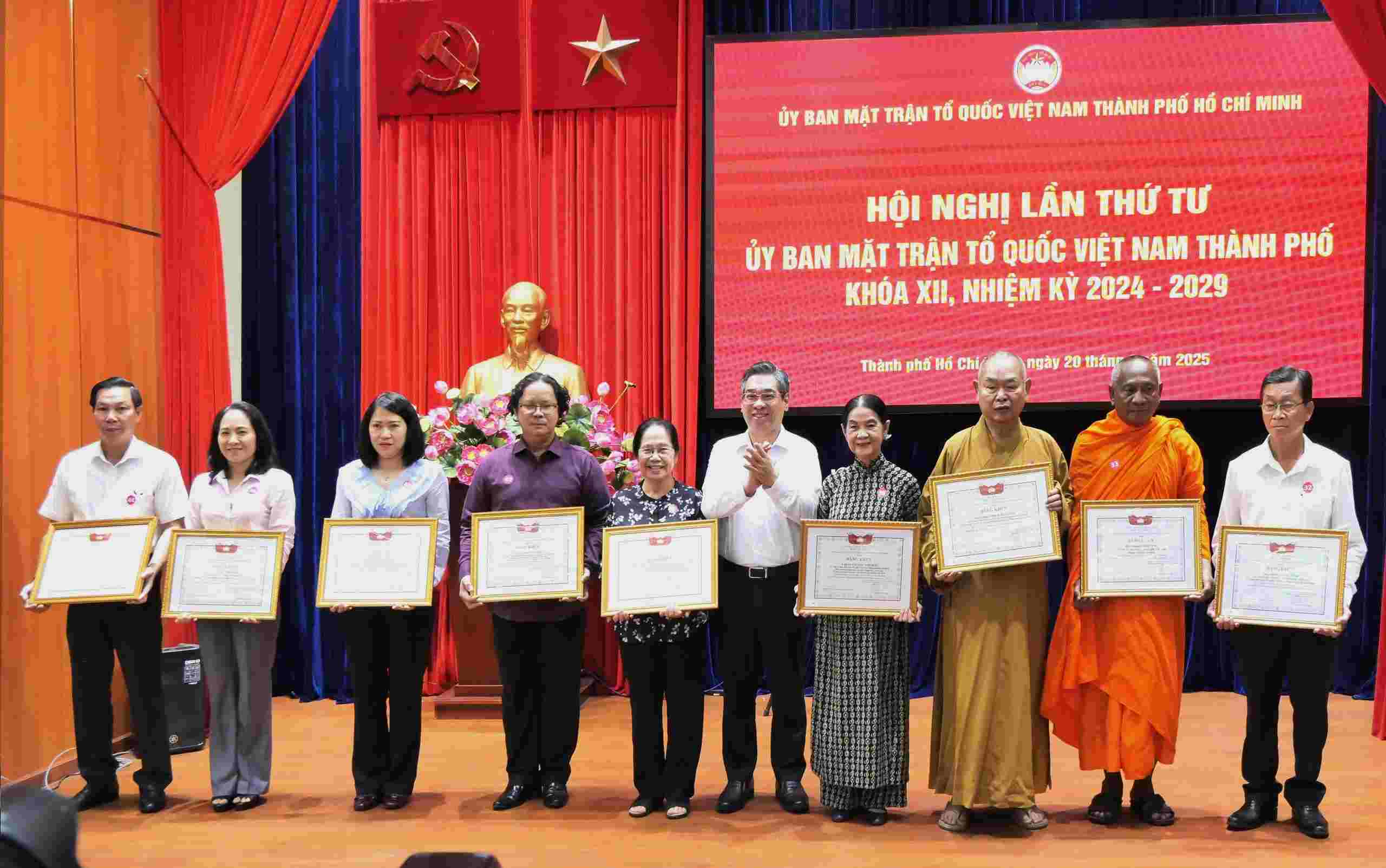 Tang bang khen cua Ban Thuong truc Uy ban Mat tran To quoc Viet Nam Thanh pho ve 10 nam thuc hien Chi thi so 05-CT/TW cua Bo Chinh tri ve hoc tap va lam theo tu tuong, dao duc, phong cach Ho Chi Minh giai doan 2016 - 2025. Anh: Minh Tam