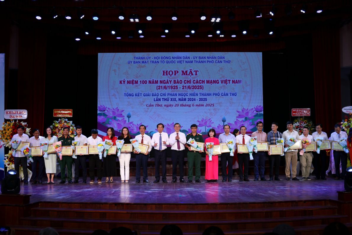Dai dien cac co quan bao chi nhan Bang khen cua UBND TP Can Tho. Anh: Ta Quang