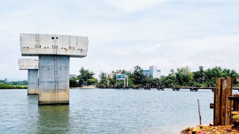 Nhiều dự án giao thông trọng điểm ở Quảng Nam chậm tiến độ do khan hiếm, đẩy giá nguyên vật liệu tăng cao. Trong ảnh: Dự án cầu Tam Tiến, Núi Thành, kinh phí đầu tư 220 tỉ đồng, trễ hẹn gần 3 năm. Ảnh: Nguyễn Hoàng