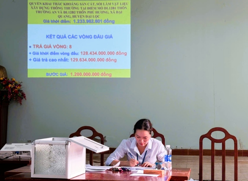 Quang cảnh phiên đấu giá mỏ cát, sỏi ở Đại Lộc, Quảng Nam. Ảnh: Trường An