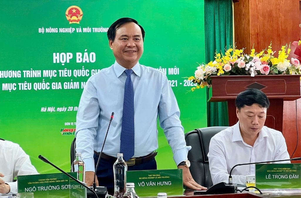 Thu truong Bo Nong nghiep Va Moi truong - Vo Van Hung phat bieu tai hop bao. Anh Bao Binh