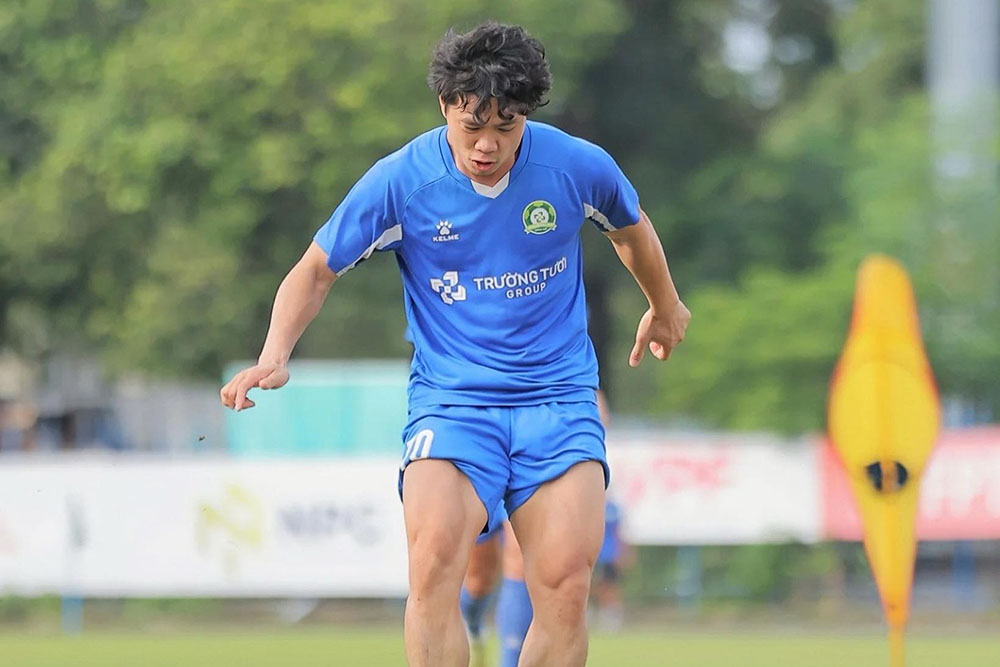 Cong Phuong binh phuc chan thuong va san sang ra san trang gap Long An. Anh: TTBP FC