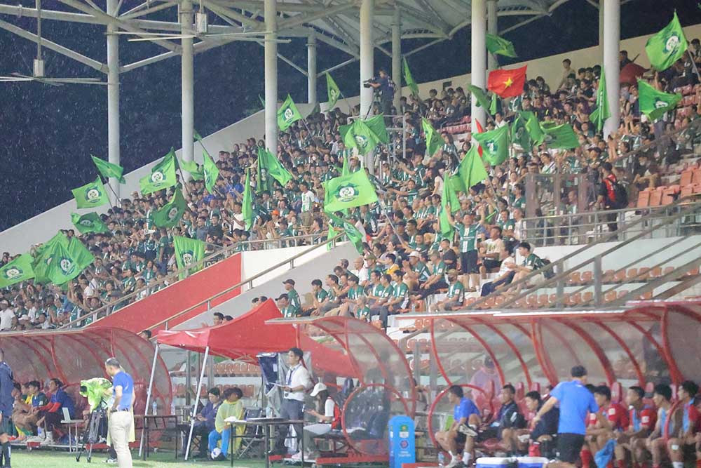 Cac tran dau cua Binh Phuoc luon nhan su co vu tu hang nghin khan gia. Anh: TTBP FC
