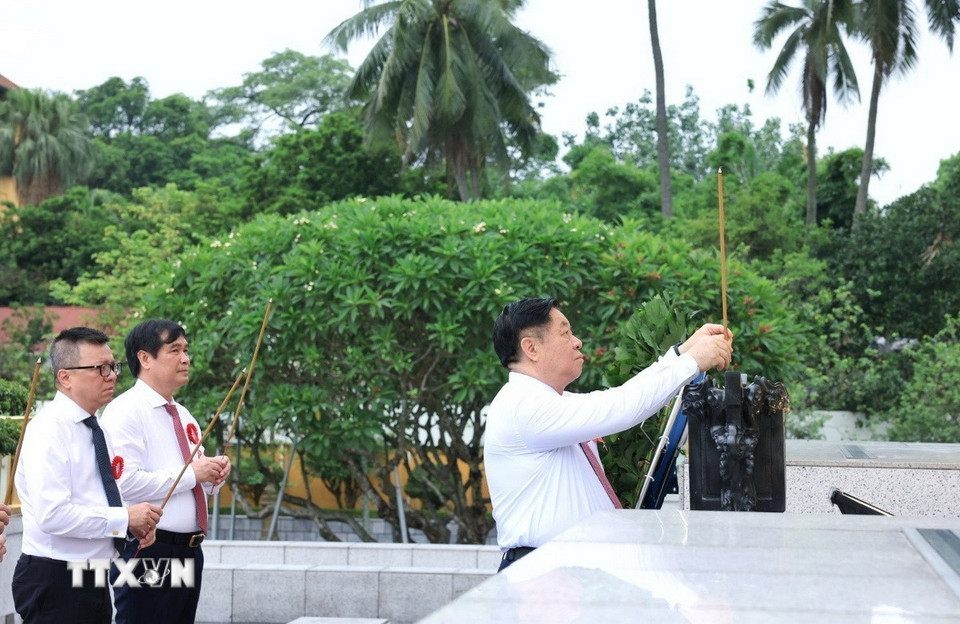 Uy vien Bo Chinh tri, Bi thu Trung uong Dang, Truong Ban Tuyen giao va Dan van Trung uong Nguyen Trong Nghia va cac dai bieu dang huong tuong niem cac Anh hung liet si. Anh: TTXVN