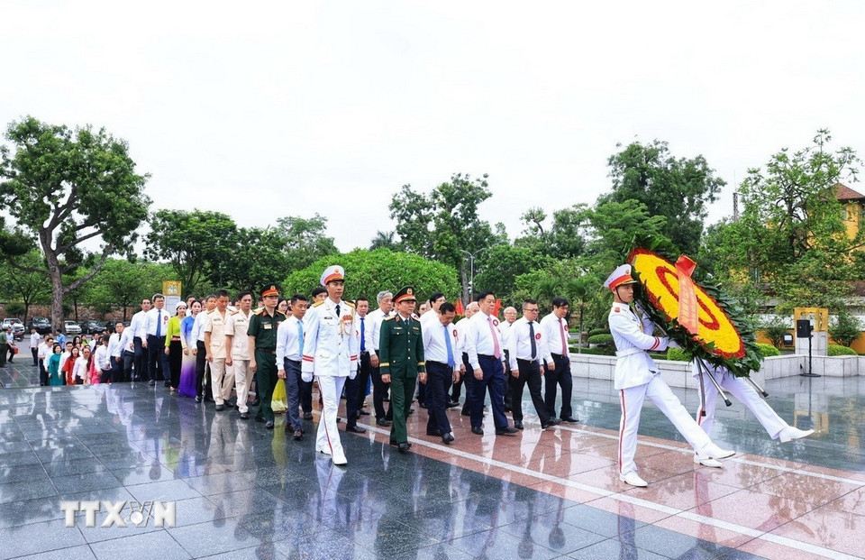 Đoàn đại biểu Người làm báo tiêu biểu dâng hương tưởng niệm Chủ tịch Hồ Chí Minh