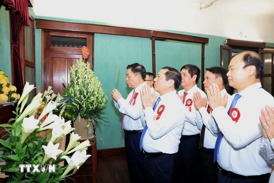 Cac dai bieu dang huong tuong niem Chu tich Ho Chi Minh tai Nha 67 trong Khu Di tich Chu tich Ho Chi Minh tai Phu Chu tich. Anh: Tuan Anh/TTXVN 