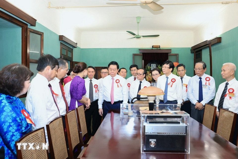 Cac dai bieu tham quan Nha 67 trong Khu Di tich Chu tich Ho Chi Minh. Ảnh: Tuan Anh/TTXVN 