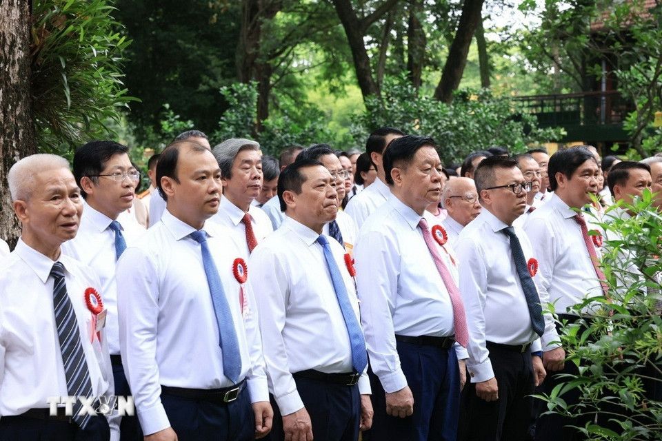Cac dai bieu du le bao cong dang Bac tai Nha 67 trong Khu Di tich Chu tich Ho Chi Minh. Ảnh: Tuan Anh/TTXVN 