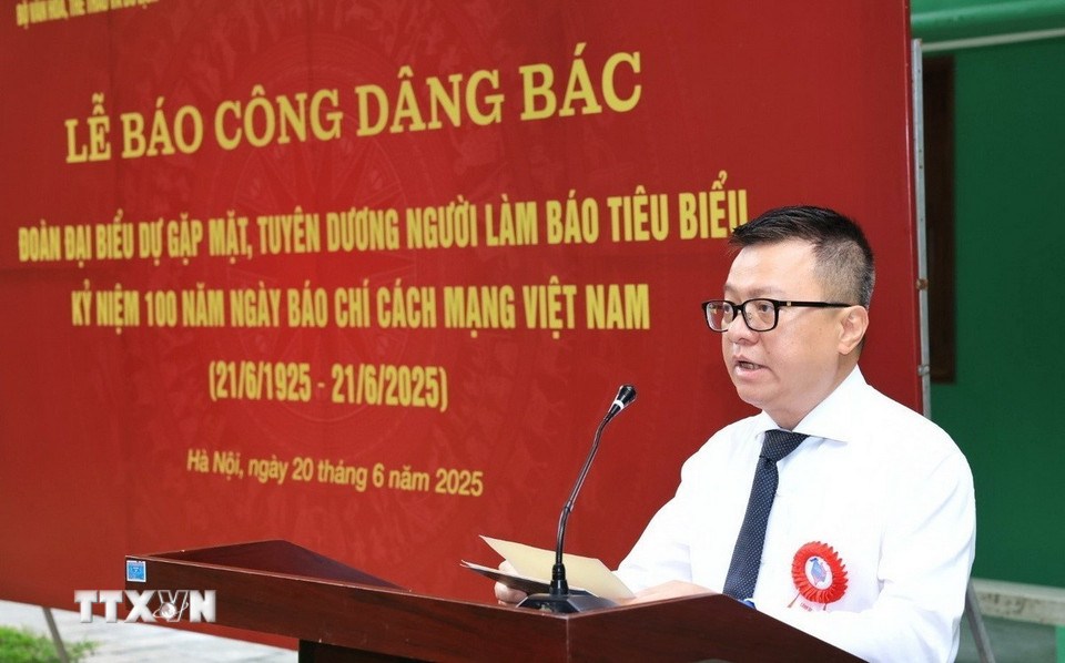 Tong Bien tap Bao Nhan Dan, Pho Truong Ban Tuyen giao va Dan van Trung uong, Chu tich Hoi Nha bao Viet Nam Le Quoc Minh thay mat cac dai bieu bao cong dang Bac tai Nha 67 trong Khu Di tich Chu tich Ho Chi Minh. Anh: TTXVN