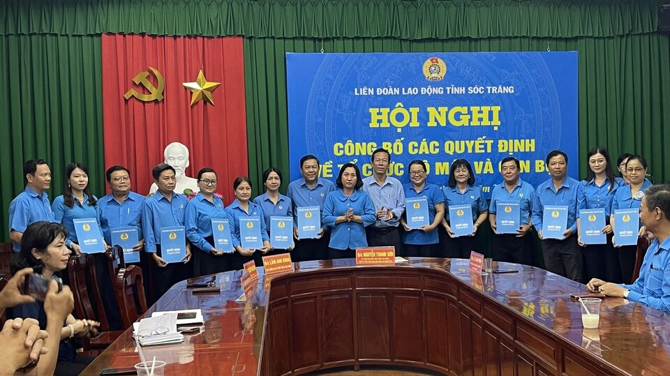 Lanh dao LDLD tinh Soc Trang trao quyet dinh cho cac Cong doan cap tren truc tiep co so. Anh: Anh Khoa
