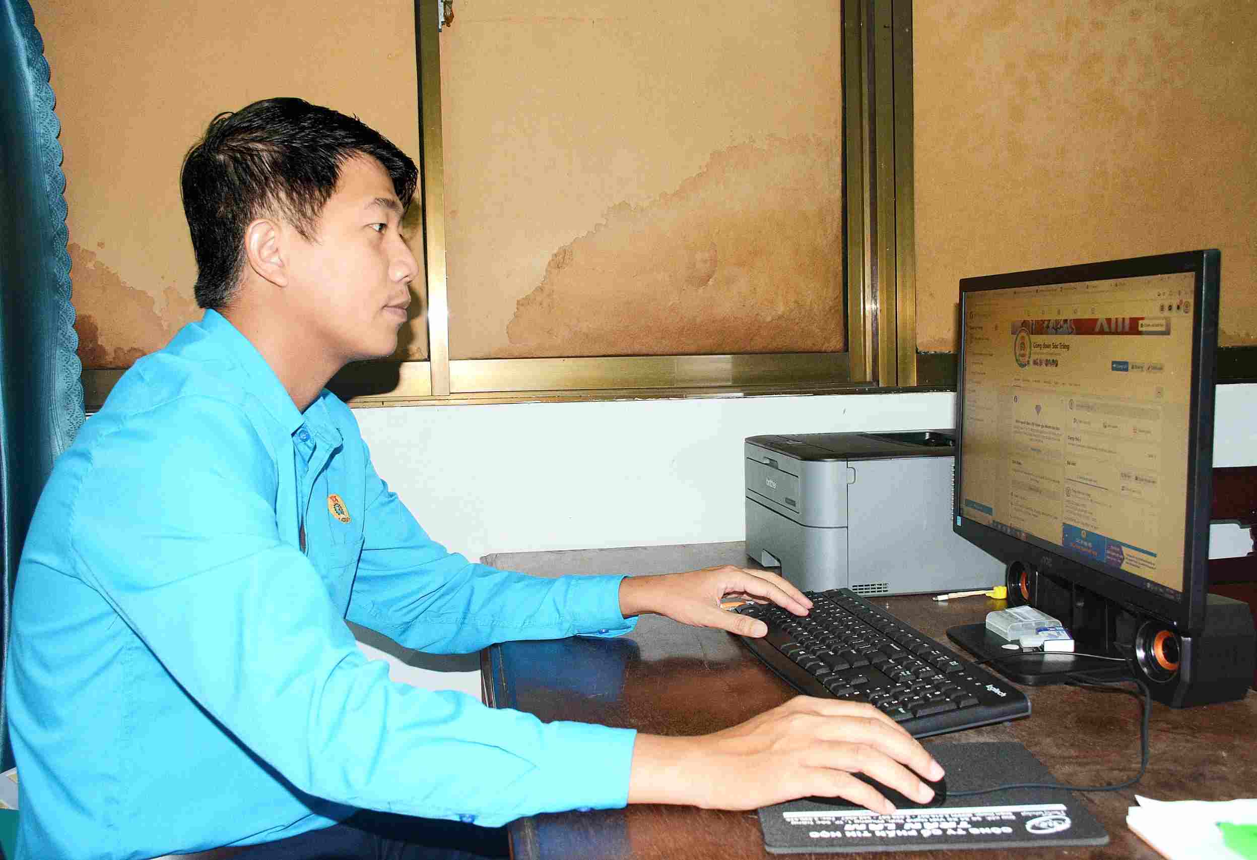 Ong Ly Truong Khoa - Pho Chu tich Cong doan Cong doan Cac KCN tinh Soc Trang gioi thieu fanpage Cong doan Soc Trang. Anh: Phuong Anh