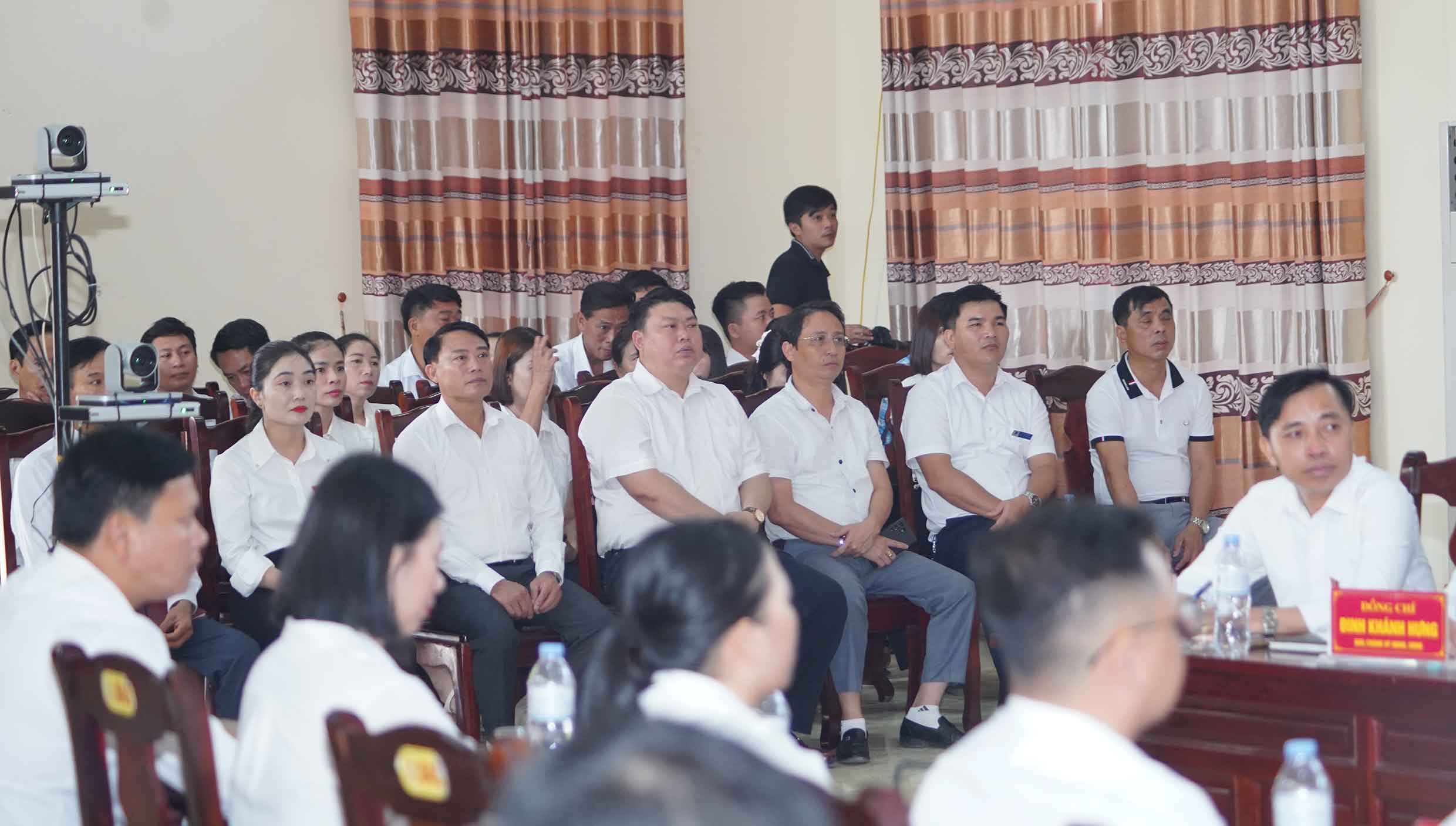 Cac dai bieu tham gia
