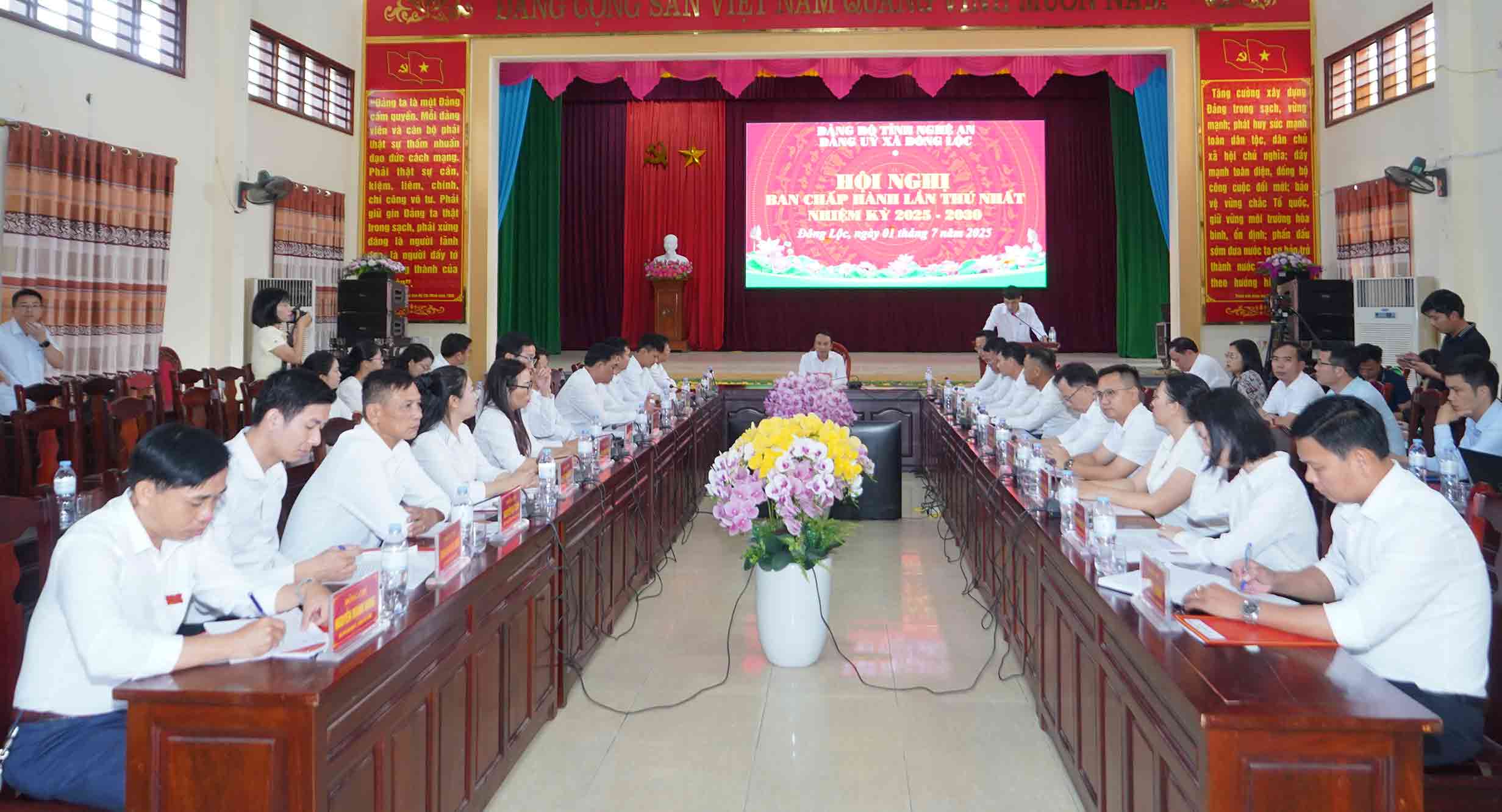 Quang canh buoi hop