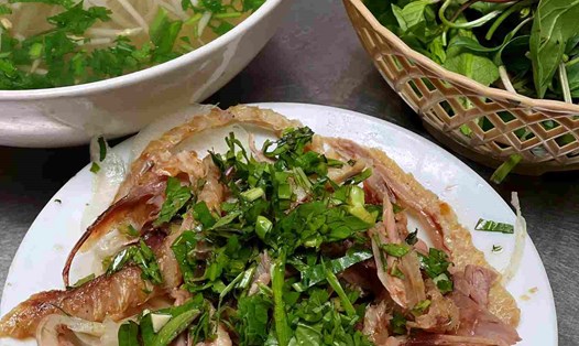 Một phần bánh đa ngan trộn được bán với giá từ 40.000 đồng. Ảnh: Minh Thịnh