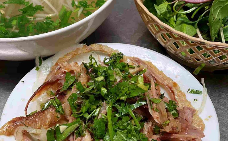A portion of mixed banh da ngan is sold for 40,000 VND. Photo: Minh Thinh