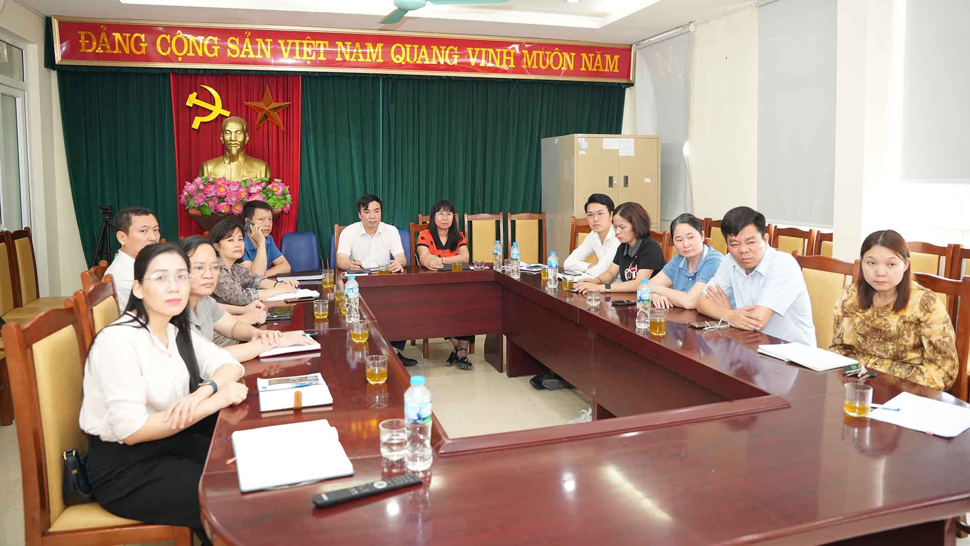Lanh dao va can bo cong chuc UBND phuong Tay Mo moi 