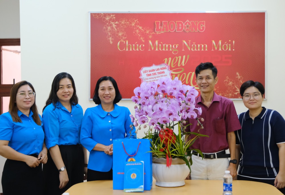 Doan cong tac cua LDLD TP Can Tho tang qua chuc mung Van phong dai dien Bao Lao Dong tai DBSCL nhan Ngay Bao chi cach mang Viet Nam. Anh: Phong Linh