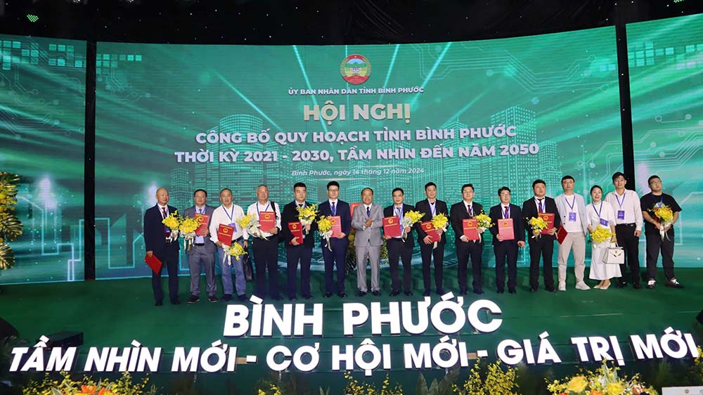 Investors in Thanh Phuong Industrial Cluster received investment registration certificates at the Binh Phuoc Provincial Planning Announcement Ceremony. Photo: Binh Le