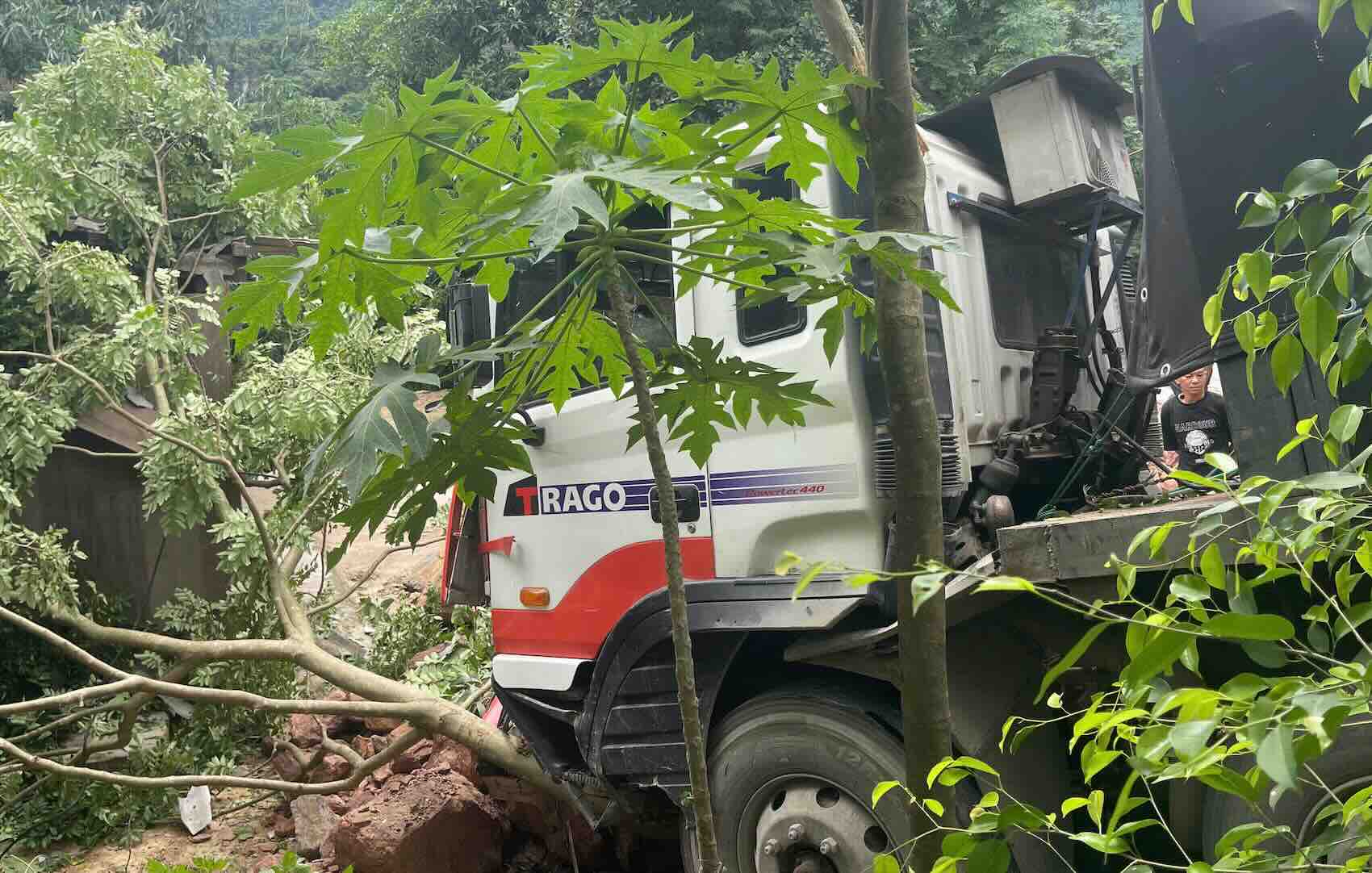 Los tractores de Laos Beach estaban en peligro en la autopista 12A. Foto: Xuan Truong