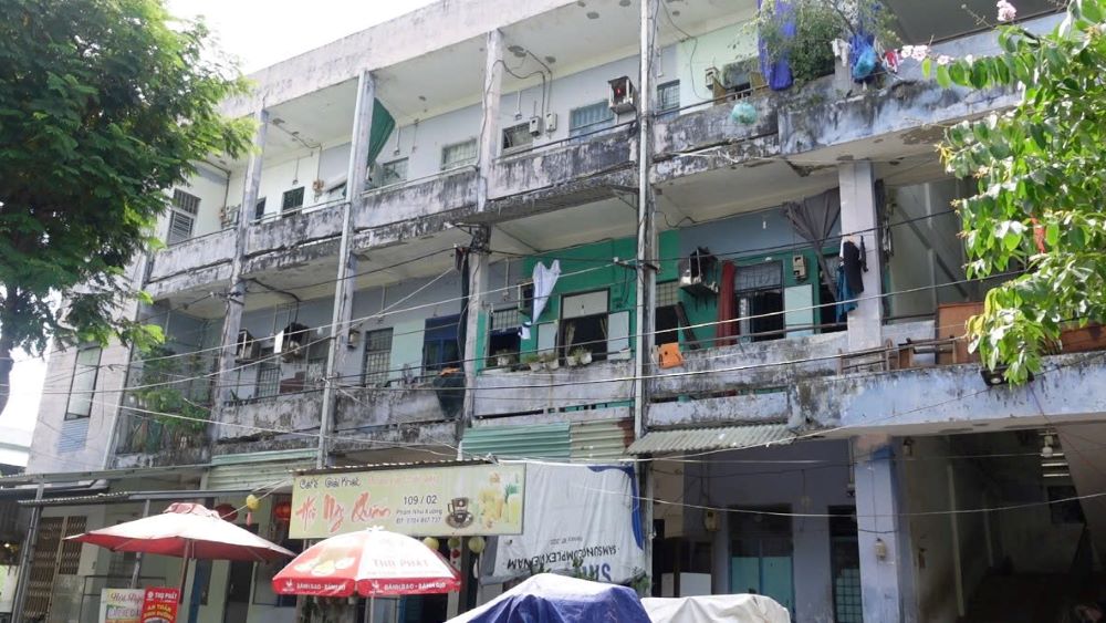 Apartment residents in Da Nang are worried about the deterioration waiting to be relocated. Photo: Tran Thi
