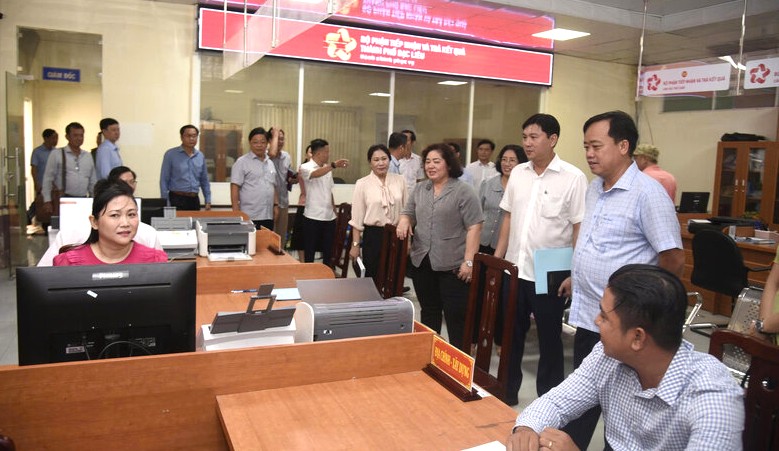 Pho bi thu Thuong truc TInh uy Bac Lieu Huynh Quoc Viet kiem tra van hanh chinh quyen cap xa tai phuong Bac Lieu. Anh: Nhat Ho