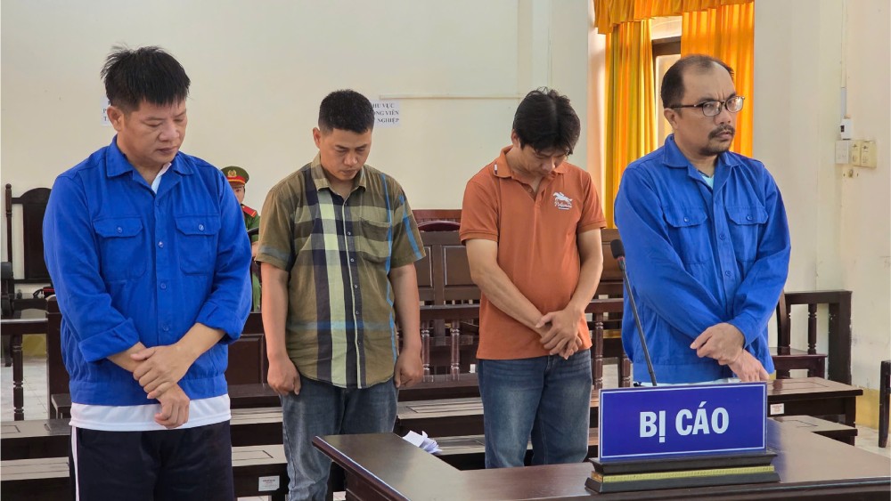 Cựu trưởng công an xã và các cán bộ bị tuyên án tù. Ảnh: Văn Vũ