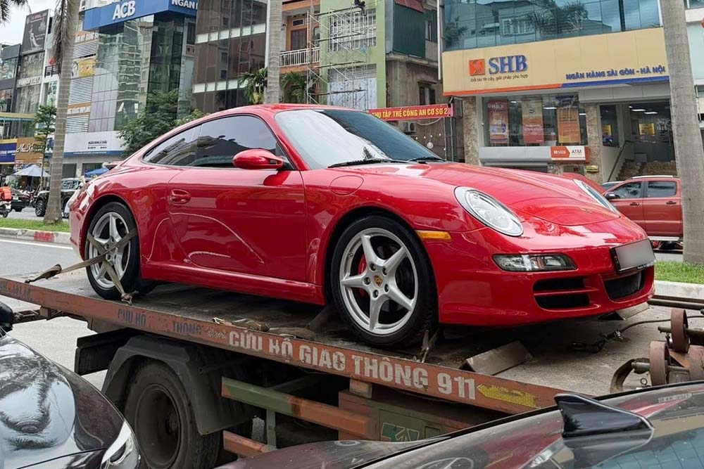 El 997 Generation Porsche 911 acaba de ser tomado de la ciudad de Ho Chi Minh a Hanoi a traves de una sala de exposicion de autos usados, que es raro en el mercado de Vietnam. Foto: Hung Nguyen