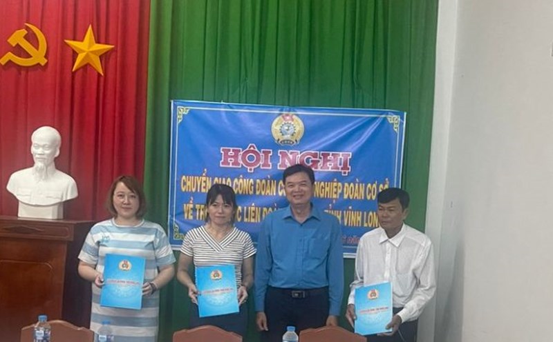 Tra On District Labor Federation announced the decision to terminate the activities of 63 grassroots unions and transfer 5 units to the Provincial Labor Federation for management. Photo: Tra On Labor Federation