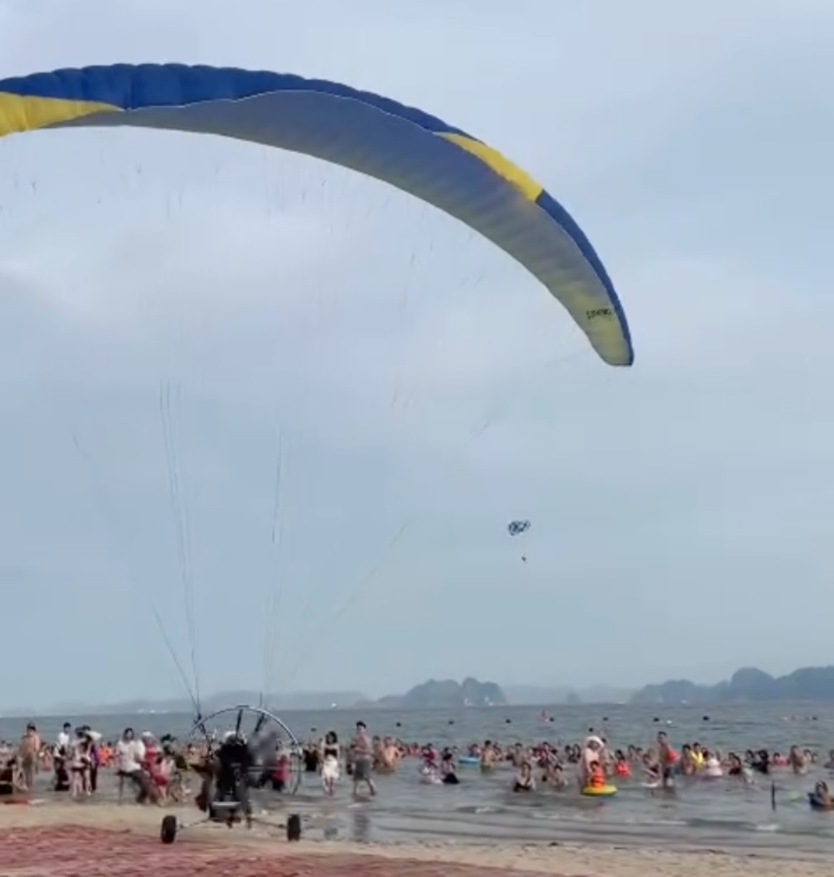 Tiempo de problemas de parapente al despegar en el area de Bai Chay Beach (ha Long City, provincia de Quang Ninh). Foto: Suministro de personas