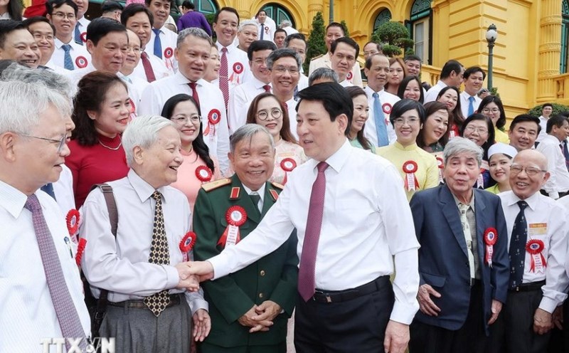 Politburo member and President Luong Cuong with outstanding journalists nationwide. Photo: Lam Khanh/ VNA