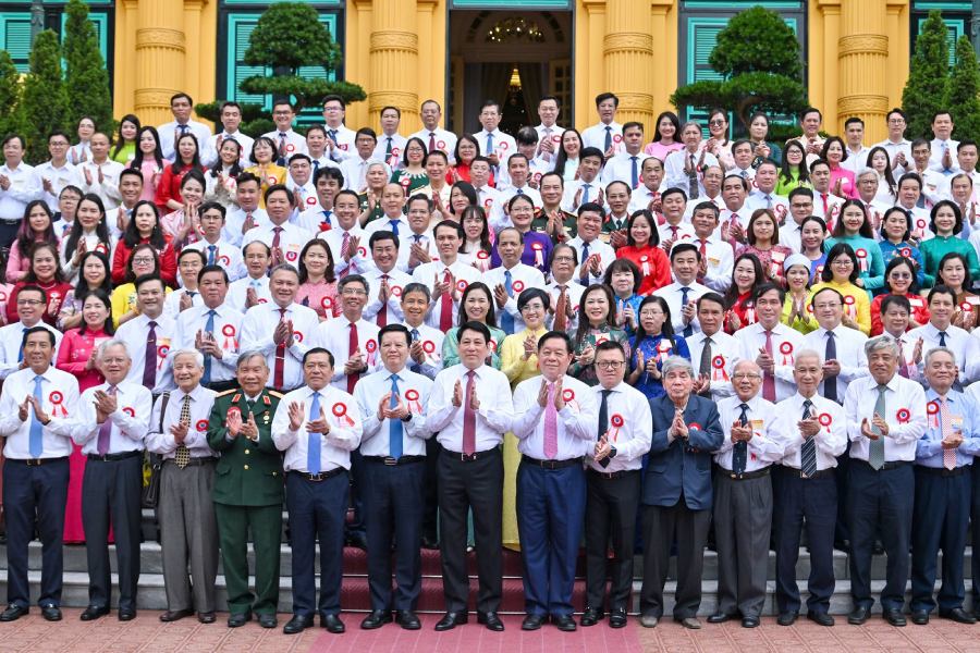 Chu tich nuoc Luong Cuong voi cac nha bao tieu bieu toan quoc. Anh: TTXVN