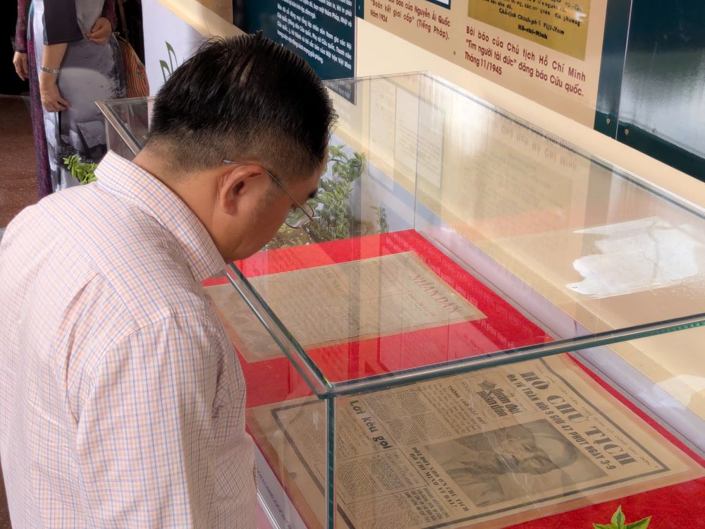 Khach tham quan cham chu doc lai nhung bai bao gan voi ten tuoi : Anh Tu