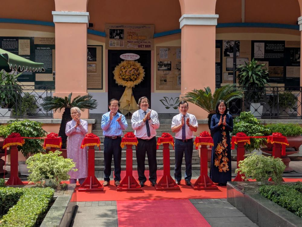 Dai bieu thuc hien nghi thuc cat bang khai mac trung bay chuyen de. Ảnh: Anh Tu