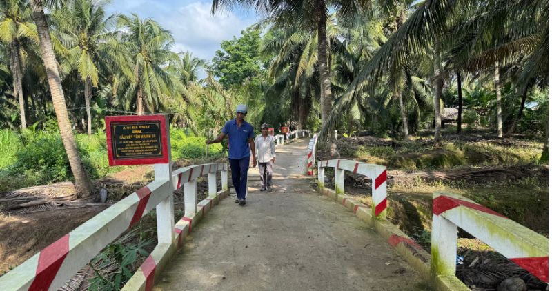 Casi 50 metros de carreteras tienen 5 puentes de trafico para casi 100 personas en la provincia de Ben Tre. Foto: Hoang loc