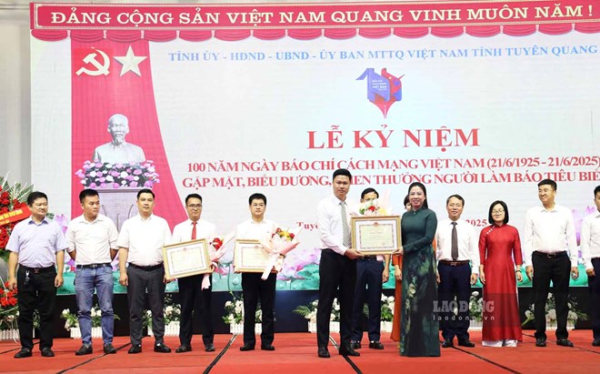 Báo Lao Động nhận bằng khen của UBND tỉnh Tuyên Quang