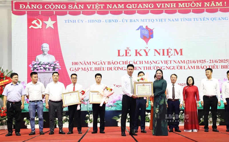Ms. Le Thi Kim Dung - Standing Deputy Secretary of the Provincial Party Committee, Chairwoman of the People's Council of Tuyen Quang province - awarded a certificate of merit to Lao Dong Newspaper. Photo: Viet Bac