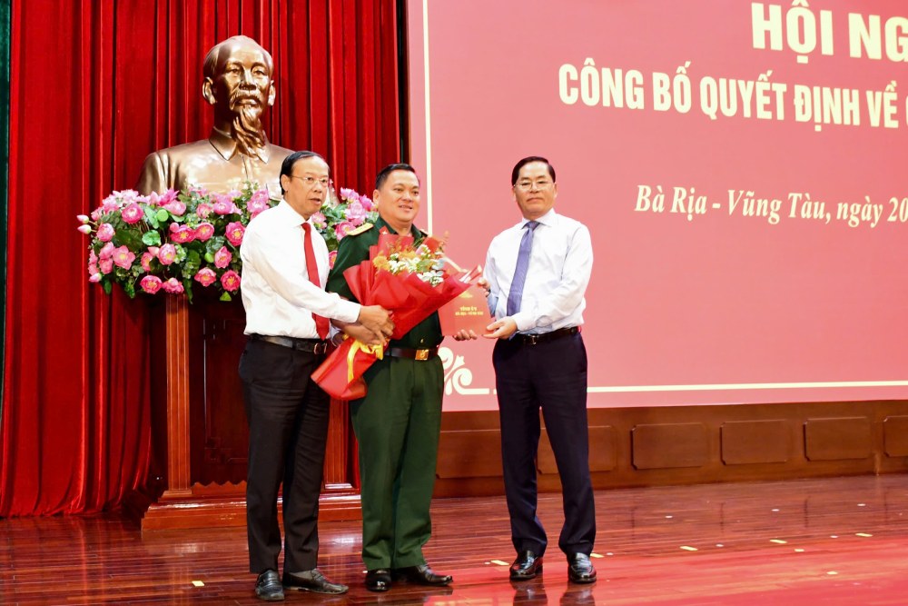 Leaders of Ba Ria - Vung Tau province presented the approval decision and presented flowers to congratulate Colonel Tran Van Cu. Photo: Nhat Linh