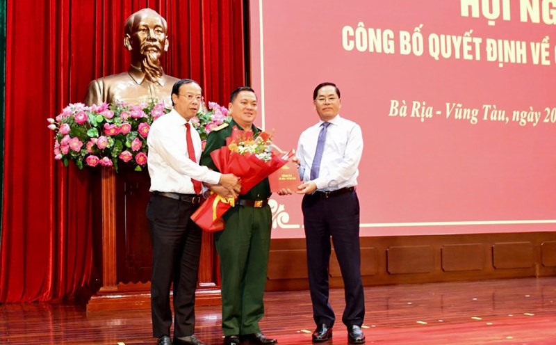 Leaders of Ba Ria - Vung Tau province presented the approval decision and presented flowers to congratulate Colonel Tran Van Cu. Photo: Nhat Linh