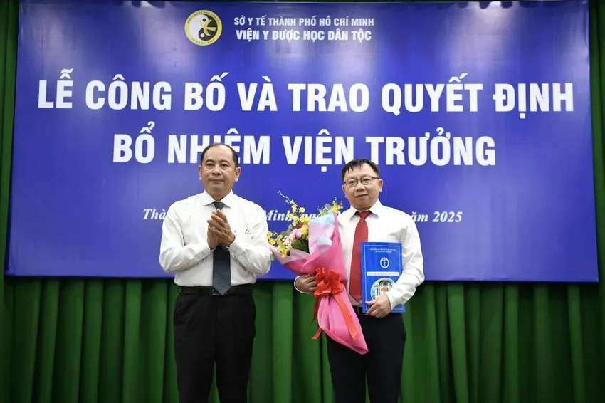 PGS.TS.BS Tang Chi Thuong - Giam doc So Y te TPHCM trao quyet dinh bo nhiem chuc vu Giam doc Vien Y duoc hoc dan toc TPHCM cho bac si chuyen khoa 2 Ho Van Han. Anh: Vien YDHDT