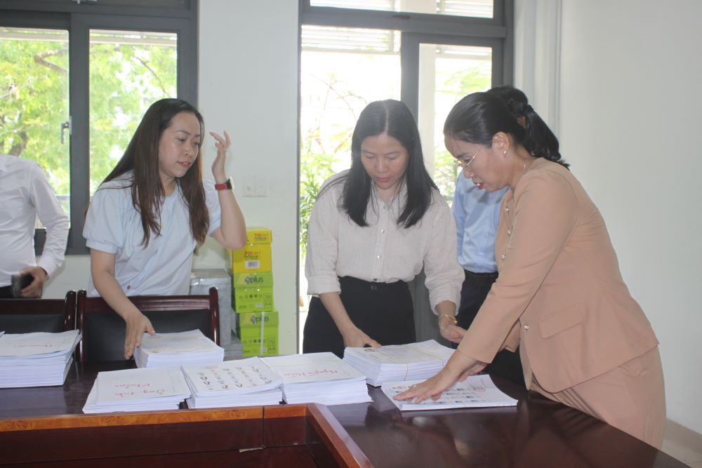 Da Nang dejo de operar temporalmente una serie de camiones en el examen de graduacion de la escuela secundaria. Foto: Tran Thi