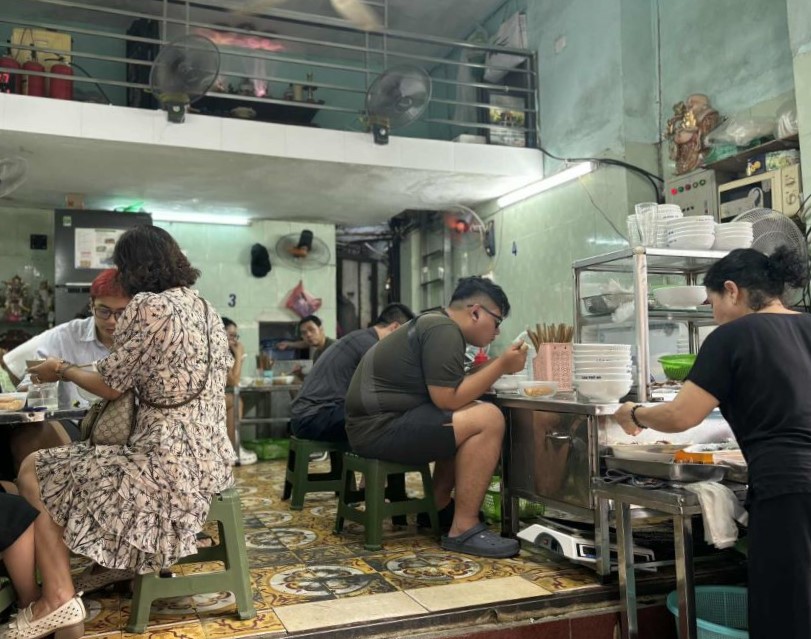 Pho bo Lam la quan pho binh dan co tieng tren pho Hang Vai. Anh: Nguyen Dat
