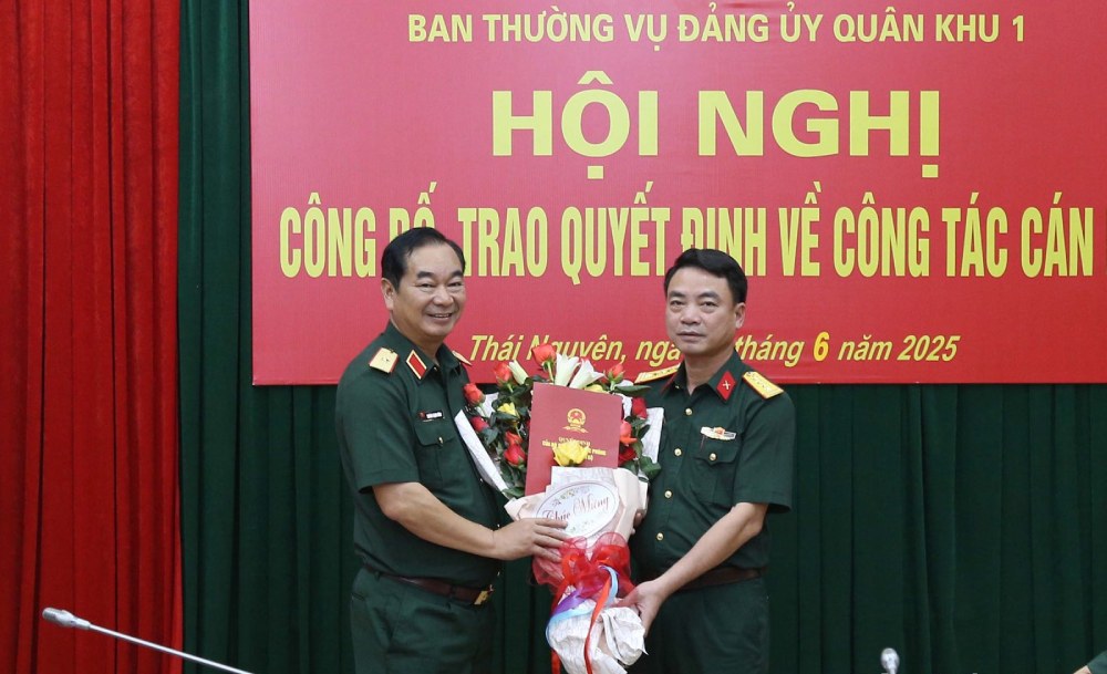 Thieu tuong Truong Manh Dung - Tu lenh Quan khu 1 trao quyet dinh va chuc mung Dai ta Pham Van Tao. Anh: Quan khu 1