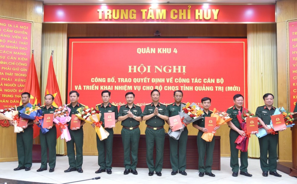 Authorized by the Minister of National Defense, the leaders of Military Region 4 presented the decision and presented flowers to congratulate the transferred and appointed military officers. Photo: Huy Cuong/Military Region 4