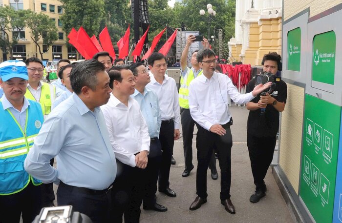 Tham du le ra quan co Bo truong Bo Nong nghiep va Moi truong Do Duc Duy, Chu tich UBND Thanh pho Ha Noi Tran Sy Thanh cung cac Uy vien Ban Thuong vu Thanh uy Ha Noi. Anh: Hoang Son