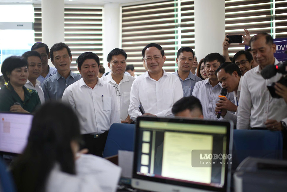 Chairman of Binh Dinh Provincial People's Committee Pham Anh Tuan directly supervised the trial run at Binh Dinh Provincial Public Administration Service Center. Photo: Dinh Truong