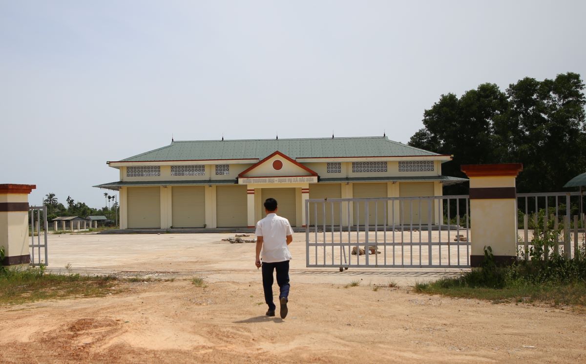 Hai Son market was closed after construction because there were no traders participating in the auction of the counter lot. Photo: Hung Tho