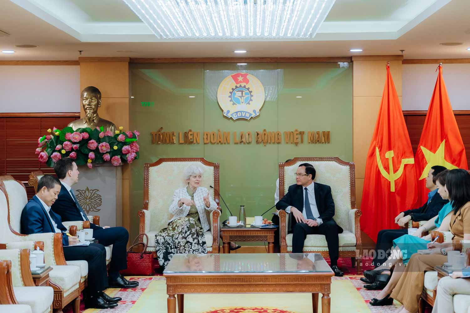 Presidente de VGCL Nguyen Dinh Khang Giai Giao Ingrid Christensen - Director de la Oficina de la OIT en Vietnam. Foto: Templo Phu