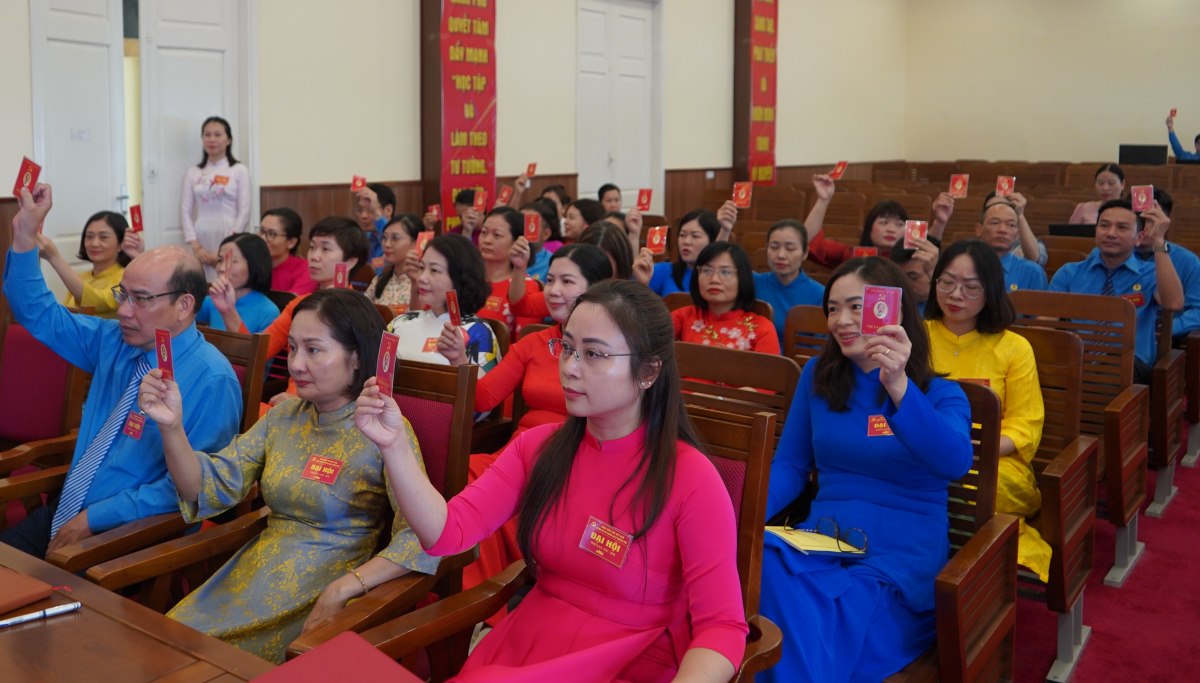 Cac dai bieu bieu quyet thong qua cac noi dung tai dai hoi. Ảnh: Mai Dung